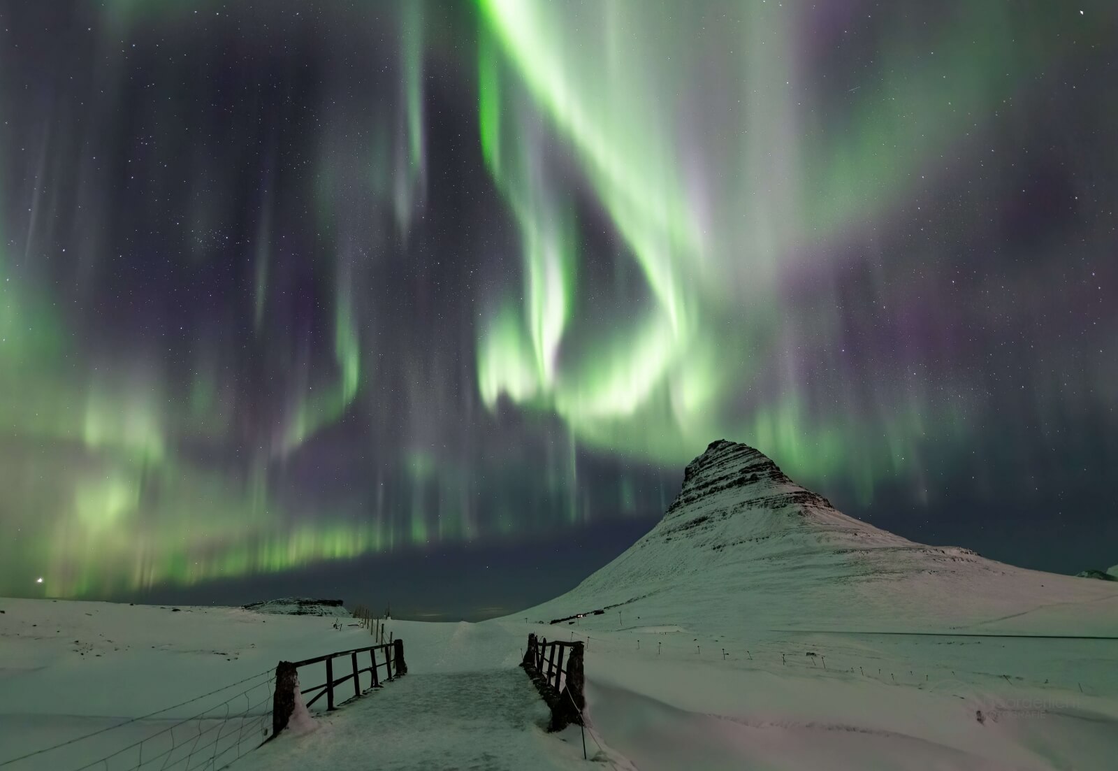 Noorderlicht boven beroemde Kirkjufell berg - Grundarfjordur, IJsland