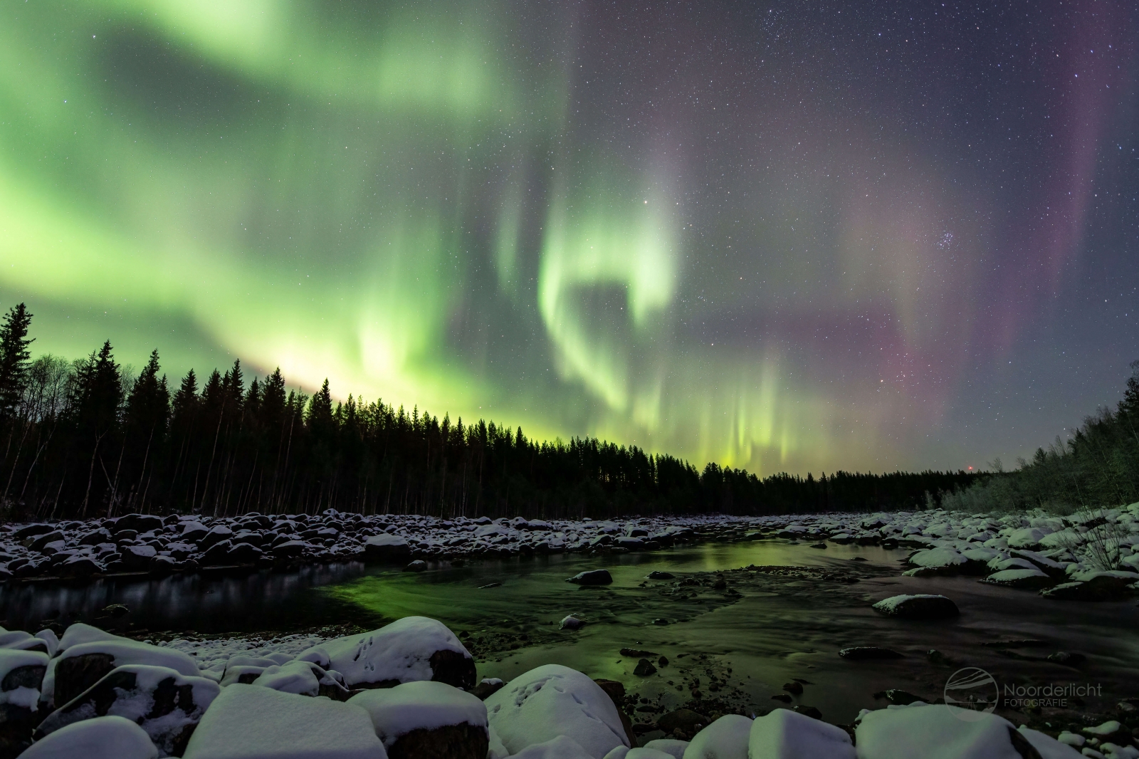 Riviere, rotsen en dennenbomen - Zweeds Lapland